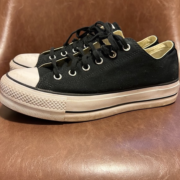 Converse Chuck Taylor’s Platform - Picture 2 of 3